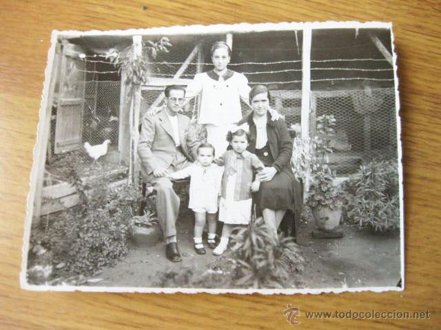 Fotograf&iacute;a antigua: FOTOGRAFIA DE UNA FAMILIA EN 1937 - 11,5 X 9 CMS