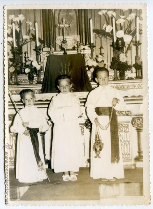 Fotograf&iacute;a antigua: Tres monaguillos ante el altar de la iglesia. Circa 1960, 12,5x17,5 cms.