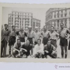 Fotografía antigua: F-312. CURIOSA FOTOGRAFIA DE EQUIPO DE FUTBOL EN PLENA PLAZA CATALUÑA. BARCELONA. AÑO 1943.