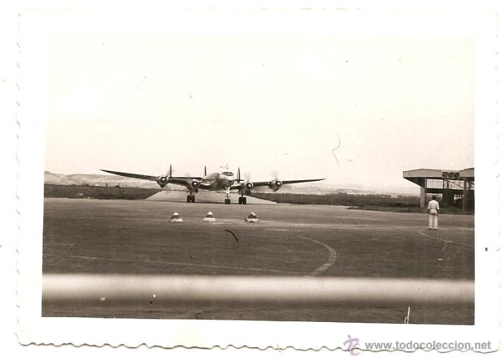 Fotograf&iacute;a antigua: Avi&oacute;n en aeropuerto