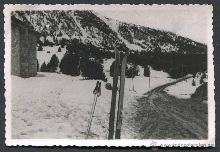 Fotograf&iacute;a antigua: Pirineo nevado. T&iacute;pica estampa de esqu&iacute;. Esqu&iacute;s y refugio de monta&ntilde;a. c. 1960