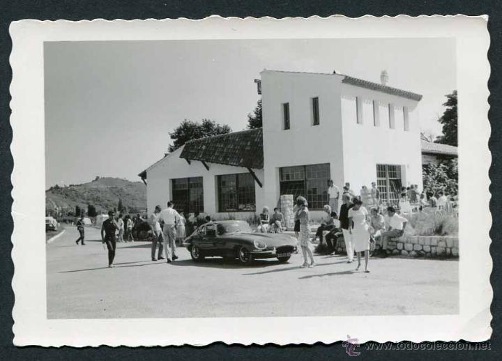 Fotograf&iacute;a antigua: Cerda&ntilde;a. Lugar de veraneo. Coche fant&aacute;stico y veraneantes. c. 1960
