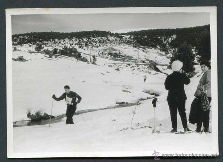 Fotograf&iacute;a antigua: La Molina. Concurso de esqu&iacute; de fondo y espectadores. 1961
