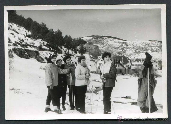 Fotograf&iacute;a antigua: La Molina. Esquiadoras muy sonrientes. Instalaciones de esqu&iacute;. 1961