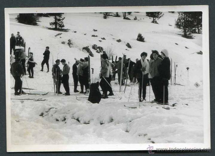 Fotograf&iacute;a antigua: La Molina. Esqu&iacute;. Esquiadores ociosos en la nieve. 1961