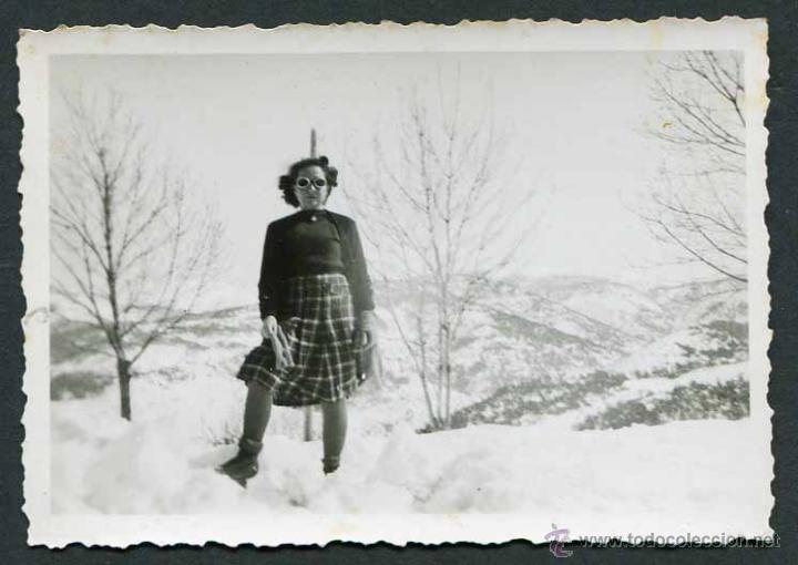 Fotograf&iacute;a antigua: La Molina. Se&ntilde;ora con falta a cuadros y curiosas gafas de sol en la nieve. 1944