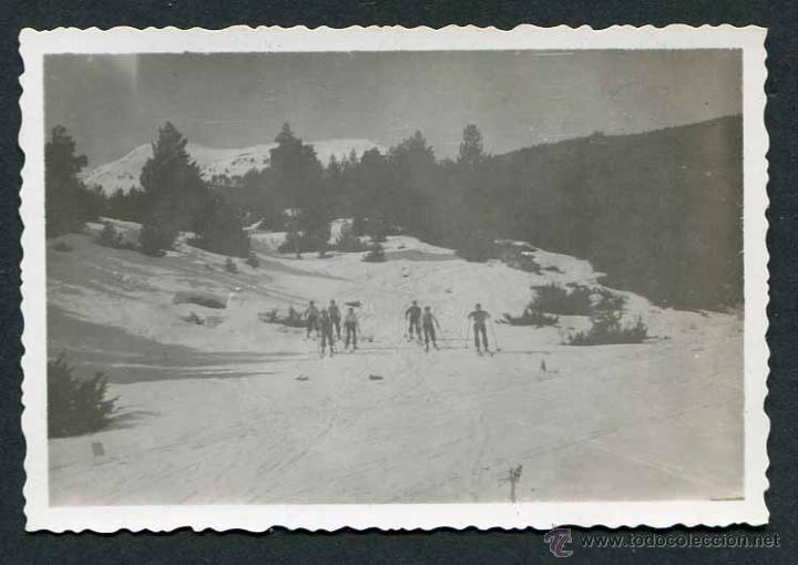 Fotograf&iacute;a antigua: La Molina. Esqu&iacute;. Grupo de amigos bajando por las pistas. 1941