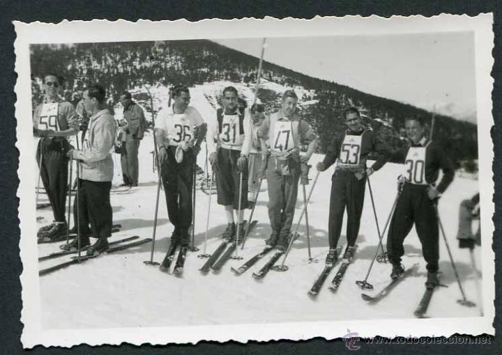 Fotograf&iacute;a antigua: La Molina. Competici&oacute;n de esqu&iacute;. Participantes numerados y muy alegres. 1944