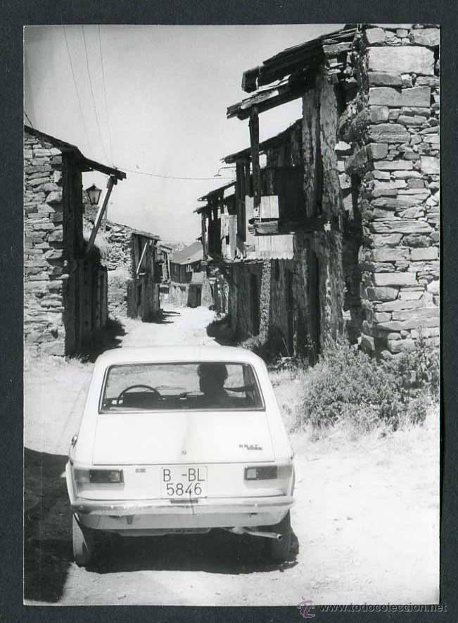 Alte Fotografie: Norte de Espa&ntilde;a. Pueblecito de casas de piedra. Coche matr&iacute;cula Barcelona. c.1960