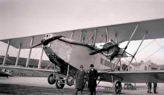 Antique Photography: Aviaci&oacute;n. Se&ntilde;ores con sombrero y abrigo delante de un fant&aacute;stico avi&oacute;n. Lujo de detalles. c. 1920