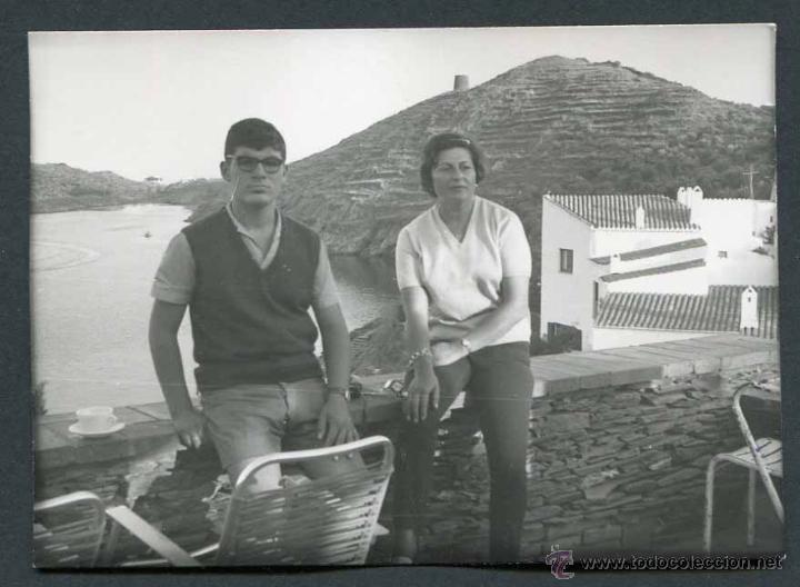 Fotografia antiga: Portlligat. Cap de Creus. Madre e hijo en una terraza con preciosas vistas. c. 1960