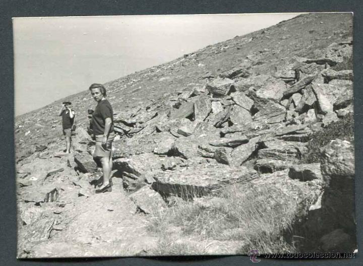 Fotografia antiga: Port Lligat. Madre e hijo en una pendiente muy rocosa. c. 1960