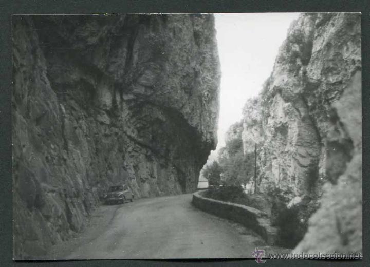 Fotograf&iacute;a antigua: Pirineo aragon&eacute;s. Carretera encasquetada en el valle del Veral. Seat 600. 1963