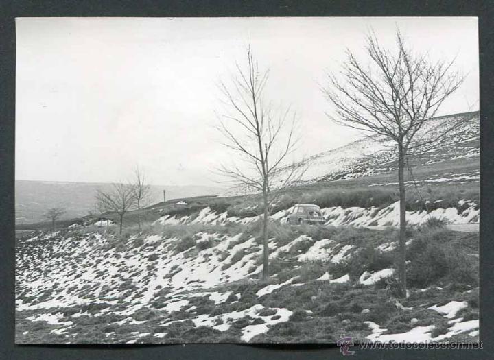 Fotograf&iacute;a antigua: Provincia de Cuenca. Seat 600 por los campos nevados. 1968