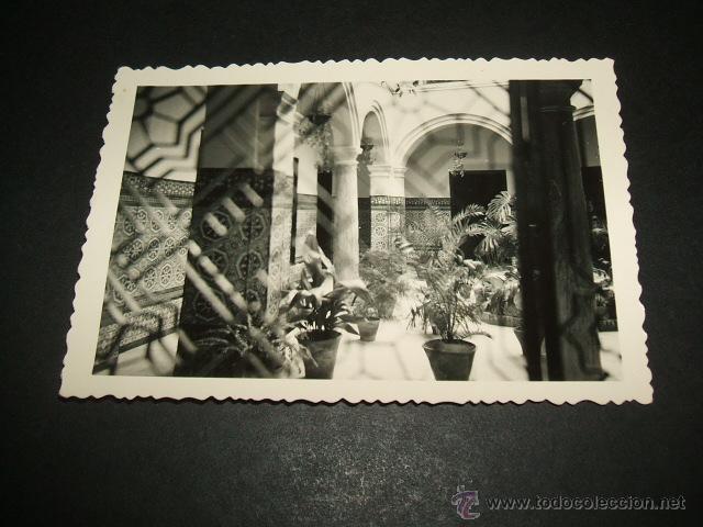 Fotografia antica: CORDOBA UN PATIO ANTIGUA FOTOGRAFIA POR VIAJERO FRANCES A&Ntilde;OS 40