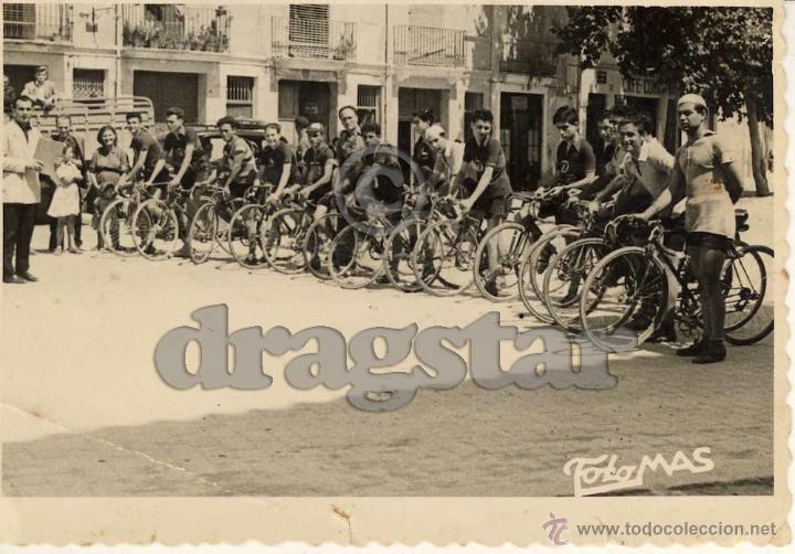 Fotograf&iacute;a antigua: FOTOGRAFIA ORIGINAL DE CICLISTAS EN LA SALIDA DE LA VUELTA CASTELLON EN RONDA MAGADALENA