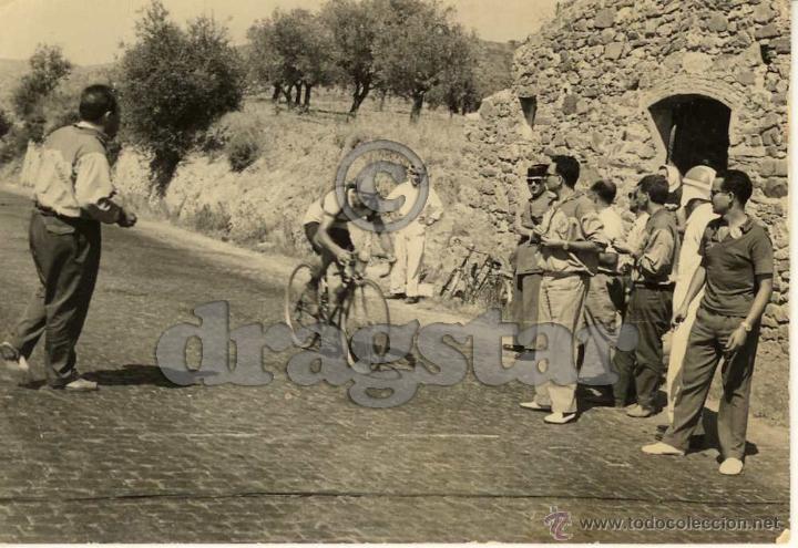 Fotograf&iacute;a antigua: MAGNIFICA FOTOGRAFIA ORIGINAL DE CICLISTAS EN LA VUELTA A LA PROVINCIA DE CASTELLON