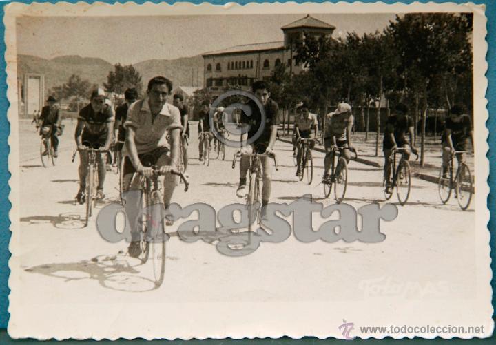 Fotograf&iacute;a antigua: FOTOGRAFIA ORIGINAL DE LA VUELTA CICLISTA PROVINCIA CASTELLON PASANDO FRENTE AL ESTADIO