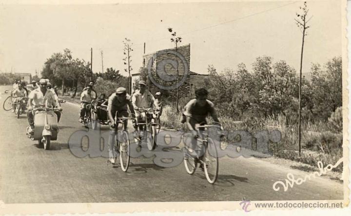 Fotograf&iacute;a antigua: MAGNIFICA FOTOGRAFIA ORIGINAL DE CICLISTAS Y VESPA EN LA VUELTA A LA PROVINCIA DE CASTELLON