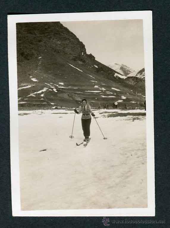 Fotograf&iacute;a antigua: Esqu&iacute;. N&uacute;ria. Esquiadora estilo a&ntilde;os trenta-1. c. 1935