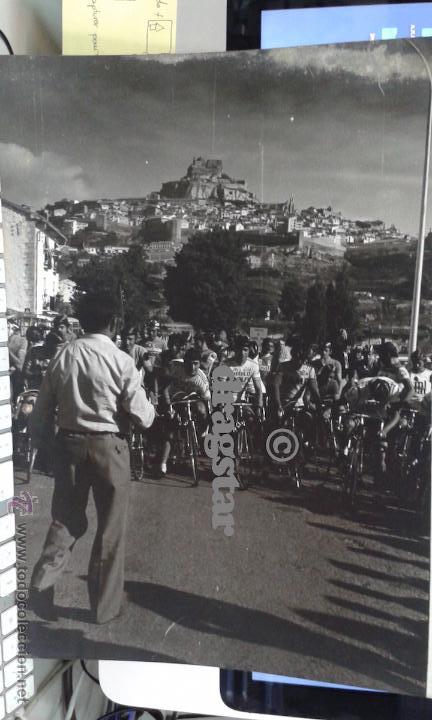 Fotograf&iacute;a antigua: MAGNIFICA FOTOGRAFIA 30X40 VUELTA CICLISTA EN MORELLA  CASTELLON A&Ntilde;OS 70