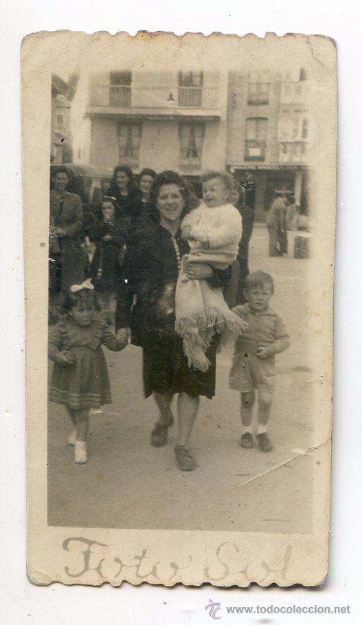 Alte Fotografie: Foto de minutero, madre paseando con sus hijos. Foto Sol 4,8x8,4 cms