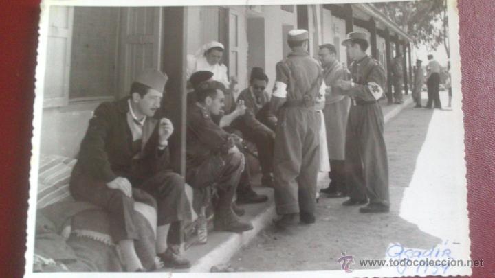 Fotografia antica: TERREMOTO DE AGADIR, CRUZ ROJA ESPA&Ntilde;OLA, MAYO 1960, REPARTIENDO ZUMOS Y CAFE A NECESITADOS. VER