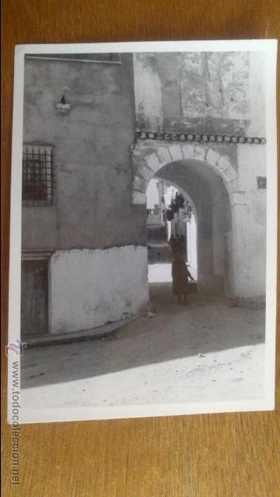 Fotograf&iacute;a antigua: FOTOGRAFIA ANTIGUA PUERTA DE ACCESO A LA POBLACION, POSIBLE PROVINCIA DE CACERES.