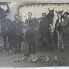 Fotografía antigua: FOTOGRAFIA EN GELATINOBROMURO CON ESCENA DE CAZADORES DE PIELES. ESPAÑA. CIRCA 1930