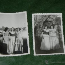 Fotografía antigua: PAREJA DE ANTIGUAS FOTOGRAFIAS - DIA DE SANTA LLUCIA - VESTIDOS DE PAPEL 1943 - 8,5X6CM