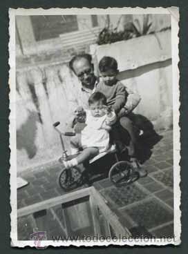 Antique Photography: Se&ntilde;or y ni&ntilde;os. Juguetes. Terraza. c. 1953