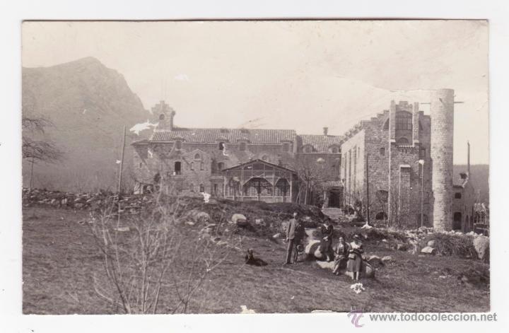 Fotograf&iacute;a antigua: GRUPO FAMILIAR ANTE CONSTRUCCI&Oacute;N EN EL CAMPO. S/F