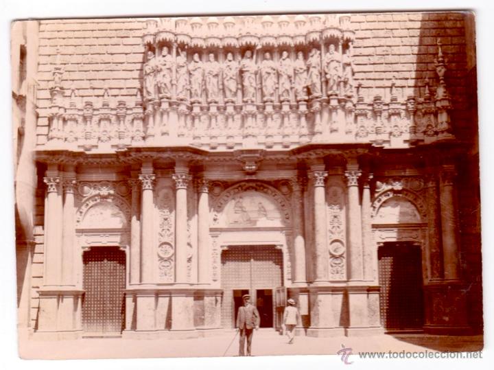 Fotografia antica: FACHADA DE LA BAS&Iacute;LICA DEL MONASTERIO DE MONTSERRAT CON DOS HOMBRES. S/F