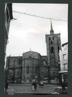 Fotograf&iacute;a antigua: Castilla t Le&oacute;n. Zamora. Benavente. Iglesia y plaza. c. 1970