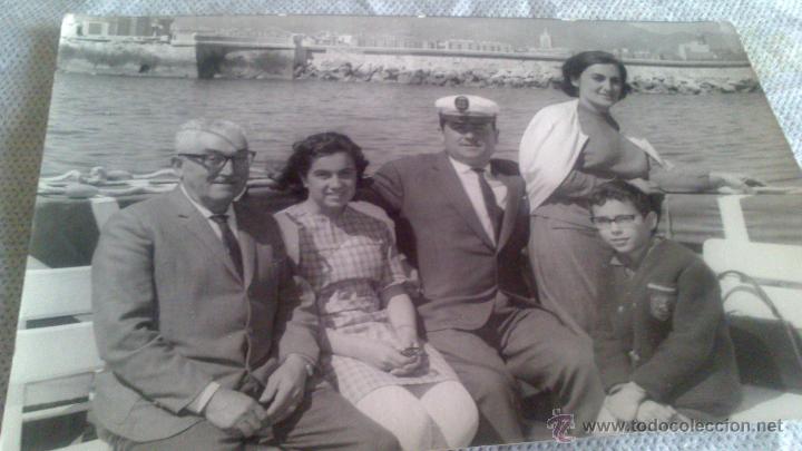 Fotograf&iacute;a antigua: FOTOGRAFIA TAMA&Ntilde;O POSTAL, GRUPO DE PERSONAS EN UN PASEO EN BARCO POR EL PUERTO DE MALAGA