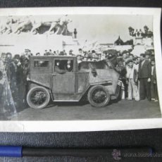 Fotografía antigua: FOTOGRAFIA DE LOS AÑOS 40 DE UN AUTOMOVIL TIRADO POR UN CABALLO EN SU INTERIOR