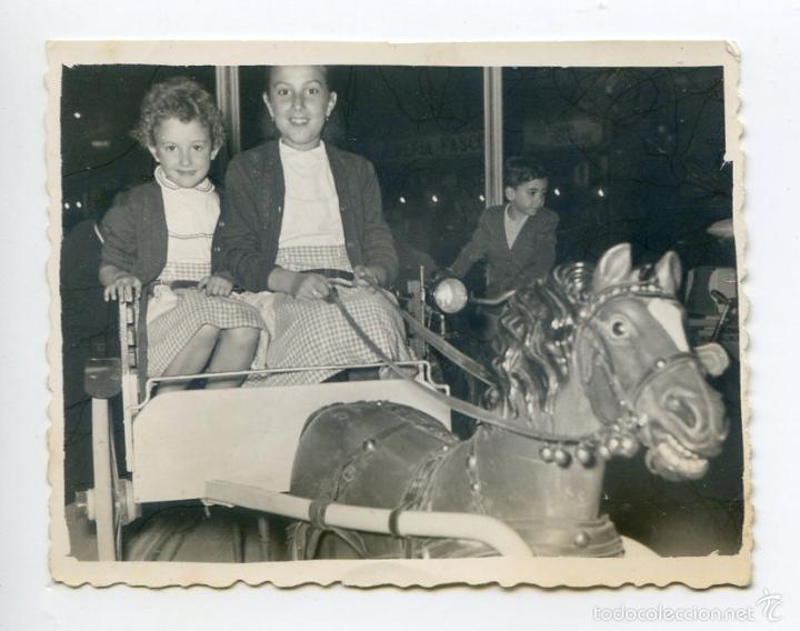 Antique Photography: Dos ni&ntilde;as en un carrusel de Feria. Foto Delgado, Ciudad Real, a&ntilde;os 50, 7,5x6 cms