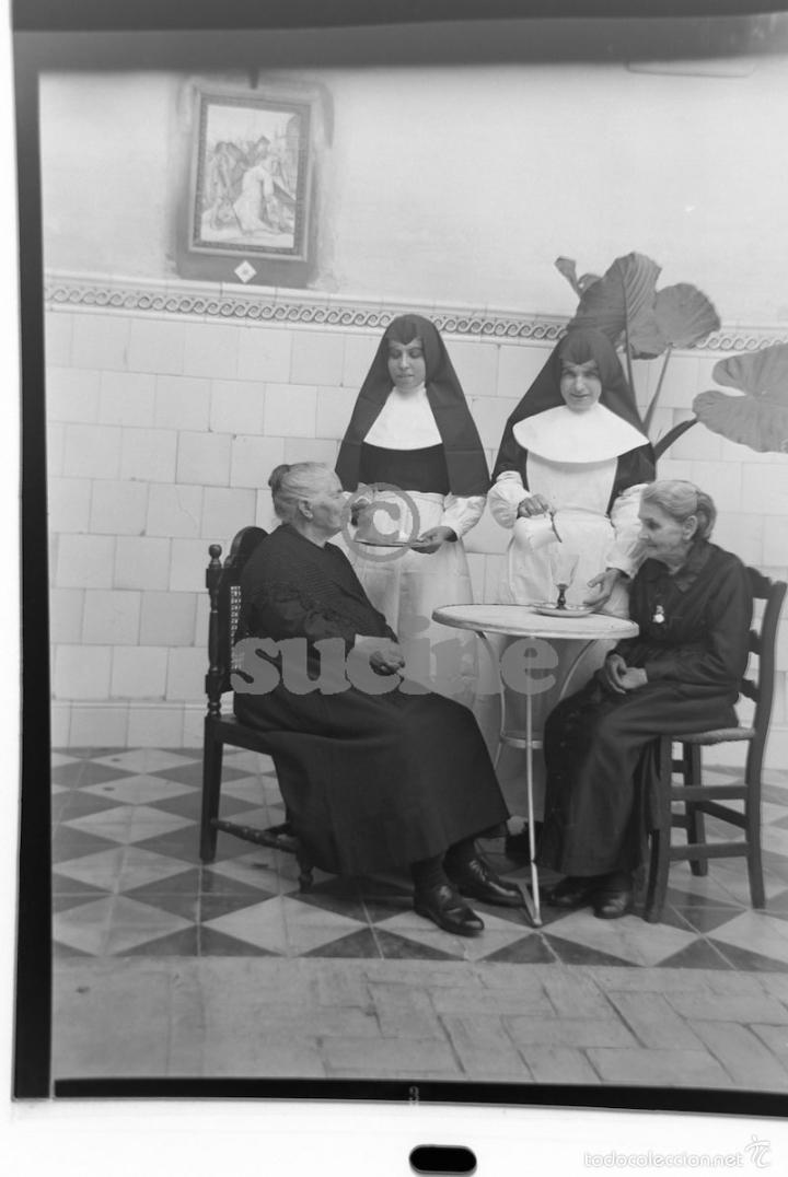 Antique Photography: MAGNIFICA PLACA ORIGINAL GRUPO DE ANCIANOS EN EL ANTIGUO ASILO DE LAS HERMANITAS DE CASTELLON