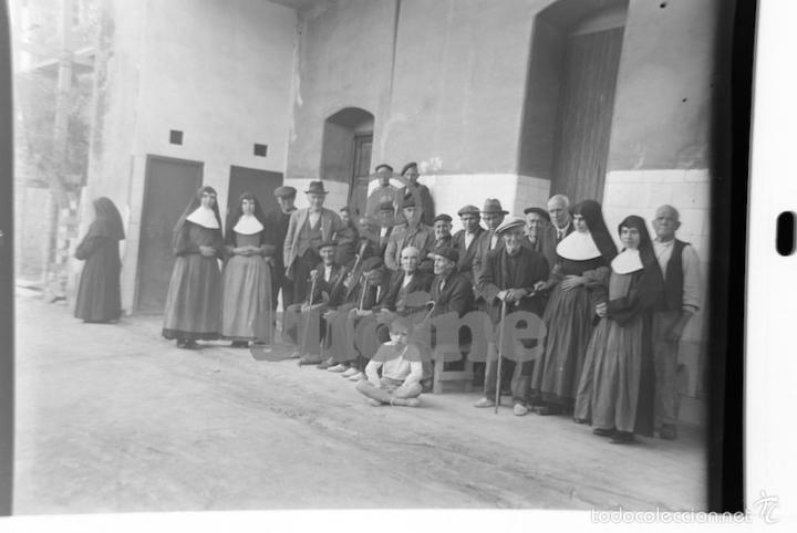 Antique Photography: MAGNIFICA PLACA ORIGINAL GRUPO DE ANCIANOS EN EL ANTIGUO ASILO DE LAS HERMANITAS DE CASTELLON
