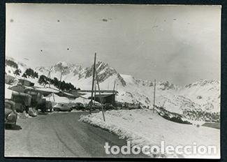 Fotograf&iacute;a antigua: Pirineo. Estaci&oacute;n de esqu&iacute;. Seiscientos, bar restaurant y monta&ntilde;as al fondo. A&ntilde;os 60