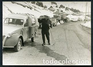 Fotograf&iacute;a antigua: Pirineos. Estaci&oacute;n de esqu&iacute;. Esquiador, coches y bar restaurante. A&ntilde;os 60