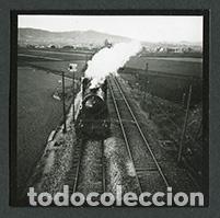 Fotograf&iacute;a antigua: Ferrocarril. Tren de vapor. Salida de Barceloan. c.1952