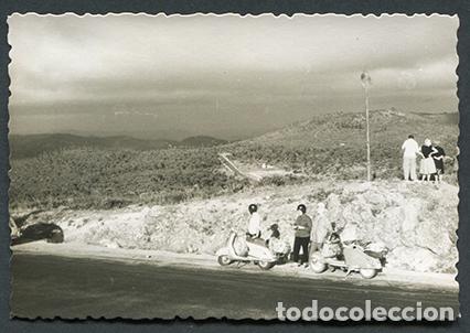 Fotograf&iacute;a antigua: Motociclismo. Cruz de Ordal. Pened&egrave;s. Moteros con vespas parados en la carretera. 1960