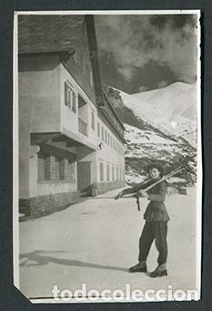 Fotograf&iacute;a antigua: Esqu&iacute;. Hotel de N&uacute;ria. Chica esquiadora. A&ntilde;os 50