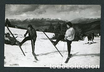 Fotograf&iacute;a antigua: Esqu&iacute;. La Molina. Dos mujeres haciendo ejercicios con sus esqu&iacute;s. Enero de 1957