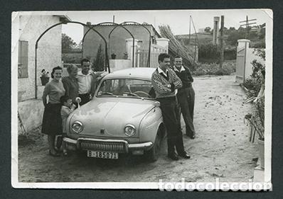 Fotografia antica: Automovilismo. Renault Dauphine. Delf&iacute;n. Familia satisfecha. La envidia de los vecinos. A&ntilde;os 60