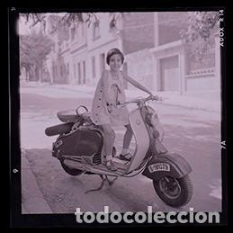 Fotograf&iacute;a antigua: Motociclismo. Ni&ntilde;a subida en una vespa. c. 1954