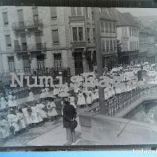 Fotografía antigua: NEGATIVO PLACA CRISTAL - GELATINO-BROMURO DE ARGENTA - 9 X 12 CM.- AÑO 1910 - DESFILE DE NIÑAS