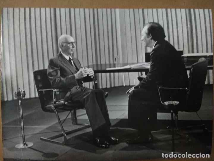 Fotograf&iacute;a antigua: FOTOGRAFIA DE AGENCIA JOSE MARIA PEMAN CON JOAQUIN SOLER SERRANO EN TVE 18 X 13 CM