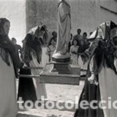 Fotografía antigua: IBIZA. FESTIVIDAD RELIGIOSA. MUJERES IBICENCAS SACANDO AL SANTO. PROCESIÓN. C. 1950